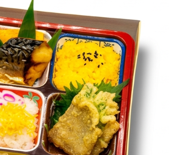大葉黒はんぺん天やくちなし色の染飯も県外の方に喜ばれてます!